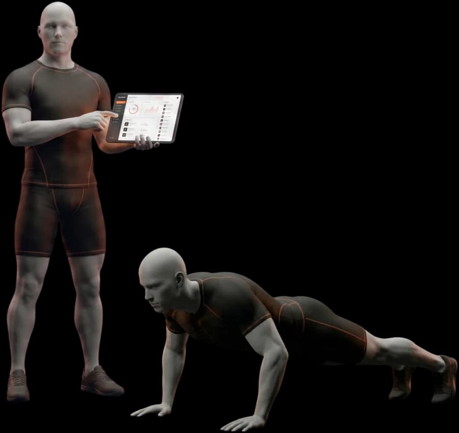 Entrenador personal usando GymTech en su computadora